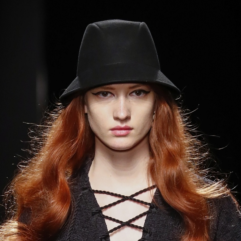 أفضل النصائح للعناية بالشعر الأحمر المصبوغ موضة خريف 2021