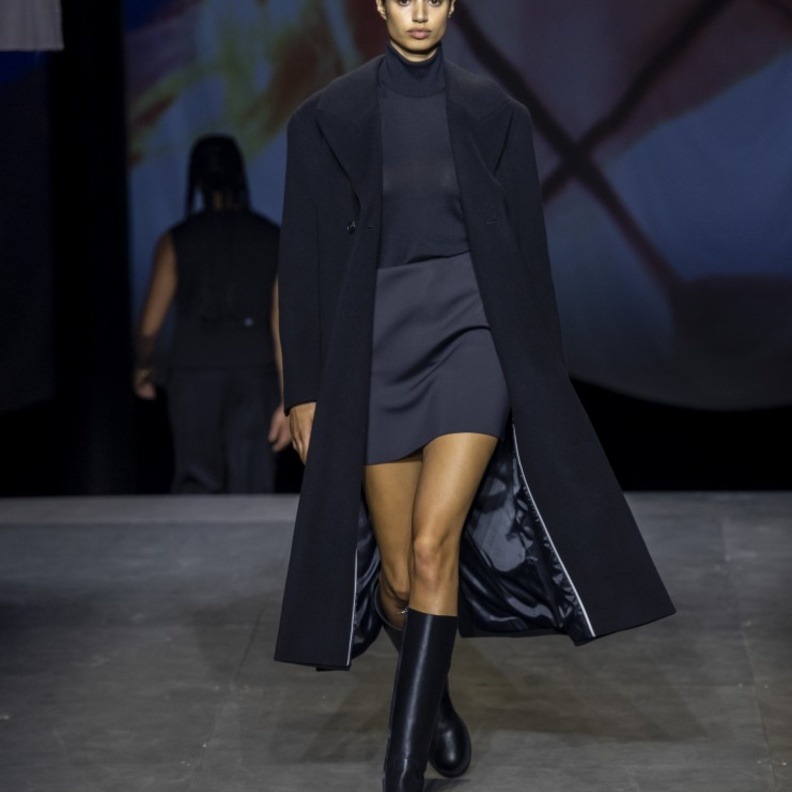 إطلالة باللّون الكحلي من Cos