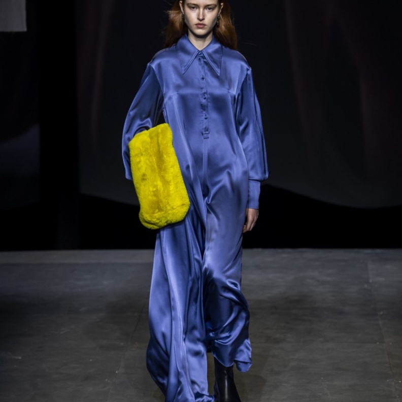 جمبسوت بقماشة الستان من Cos