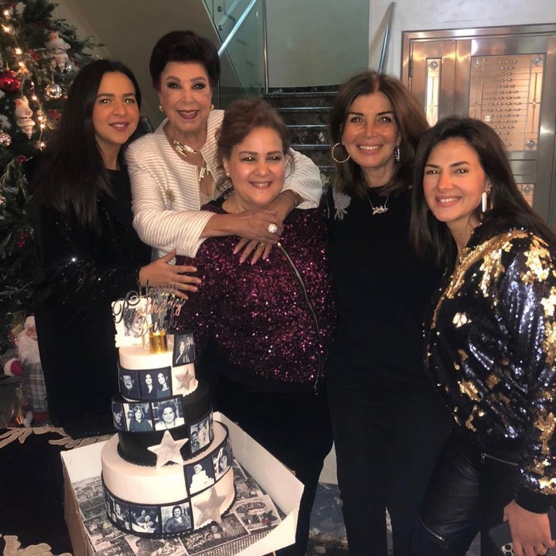 ميرفت امين ودلال عبد العزيز ورجاء الجداوي وايمي ودنيا سمير غانم في احد المناسبات 