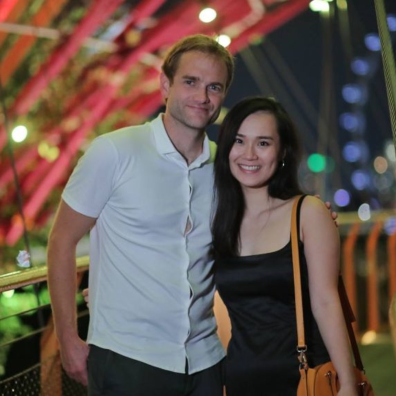 شاب يسافر من أمريكا إلى سنغافورة ليفاجئ صديقته بطلب الزواج