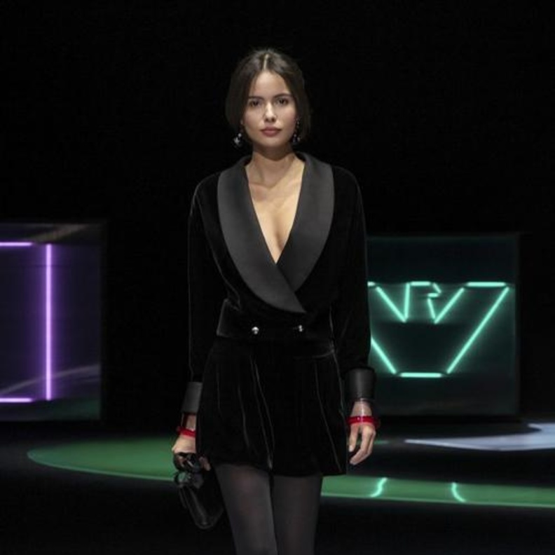 جاكيت قصيرة مخمل من "امبوريو أرماني" Emporio Armani