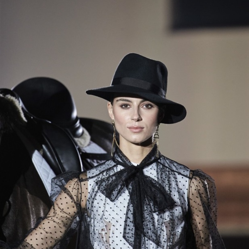 قبعة سوداء كلاسيكية من Elisabetta Franchi