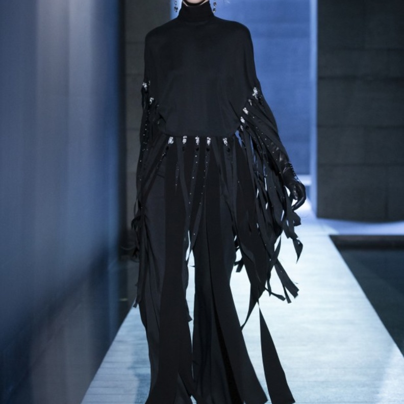 إطلالات أنيقة باللّون الأسود- إطلالة فخمة باللّون الأسود من دار إيلي صعب Elie Saab العالمية 