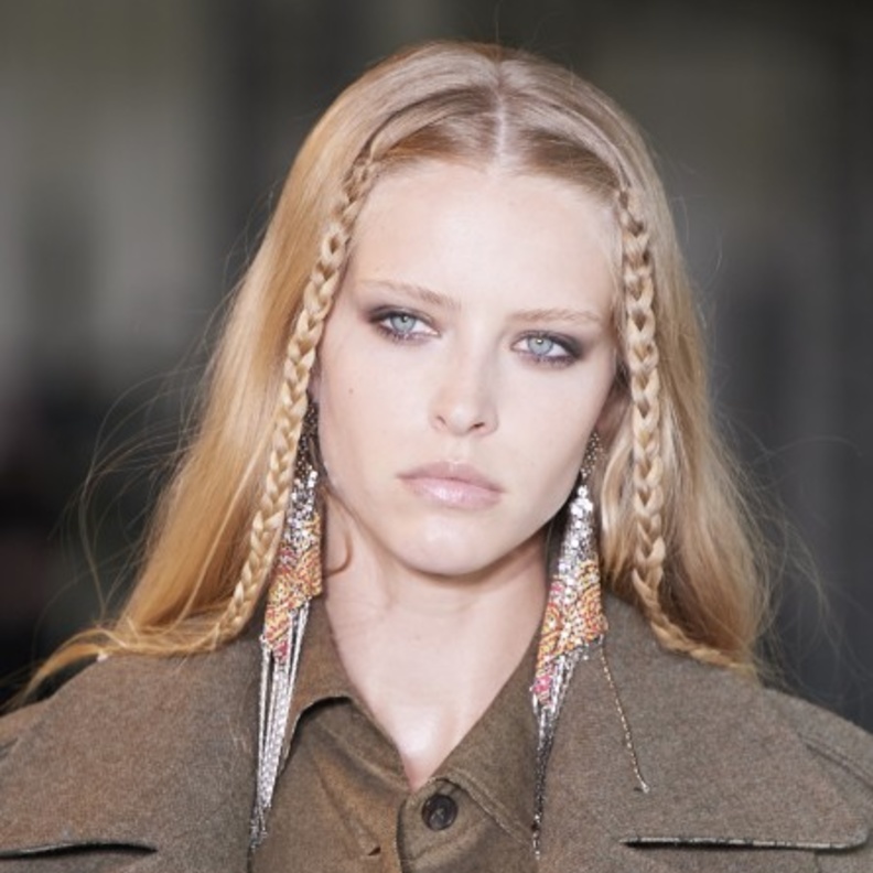 طريقة عمل تسريحات سهلة لصاحبات الشعر الطويل موضة خريف 2021