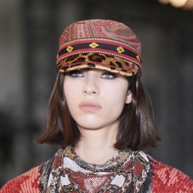 تسريحات شعر ناعمة مع القبعات الأنيقة لخريف 2021