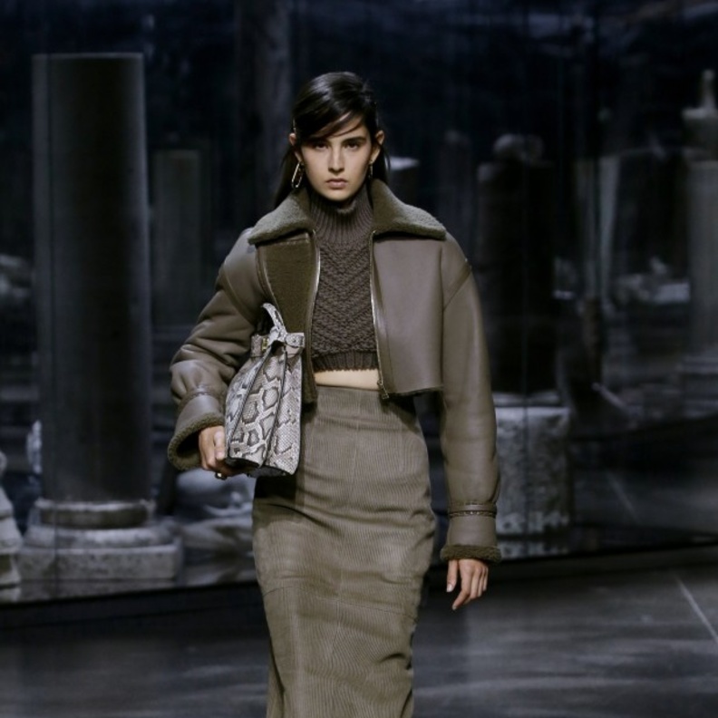 جاكيت قصير باللون الزيتي من "فيندي" Fendi