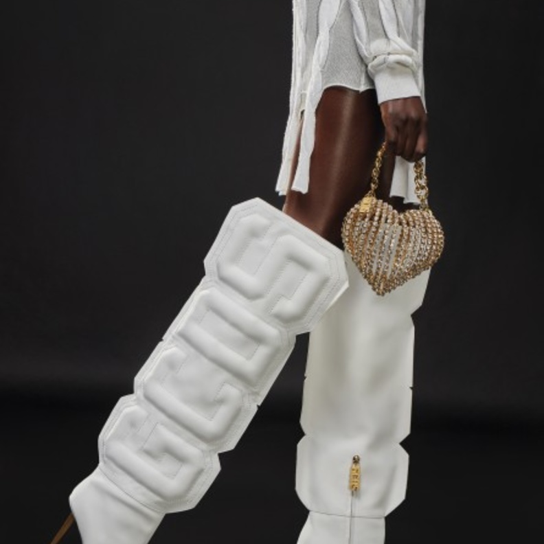 تصاميم الأحذية بالكعب العالي- جزمة بالكعب العالي مميّزة باللّون الأبيض من GCDS