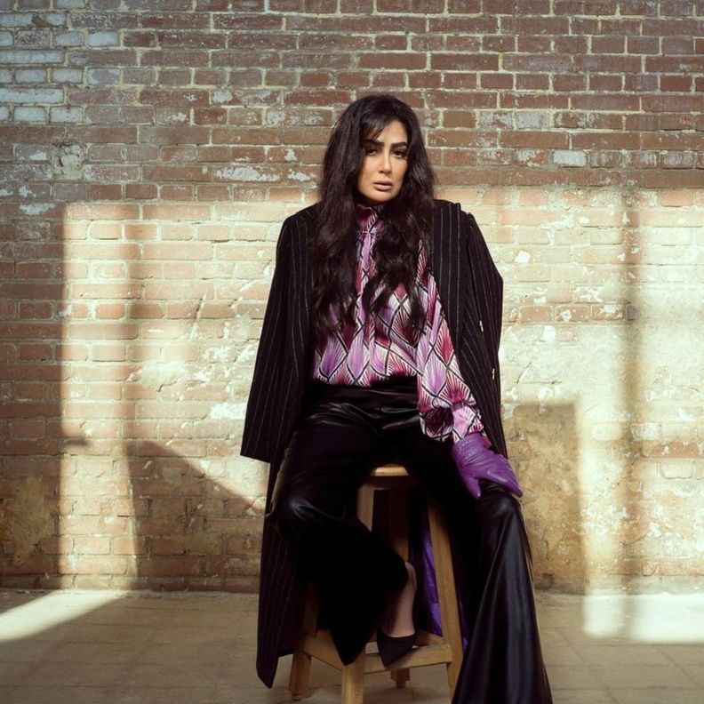 غادة عبد الرازق بإطلالة شتوية محتشمة وشبابية خاطفة للأنظار