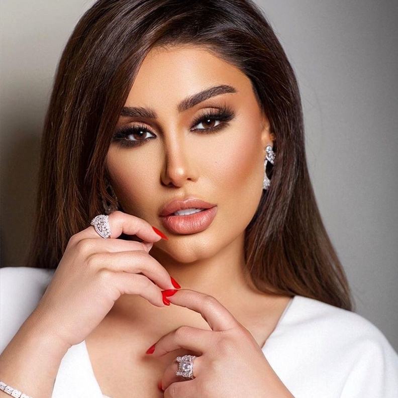 طريقة عمل رسمات مكياج برونزي بأساليب مختلفة على خطى النجمات العرب