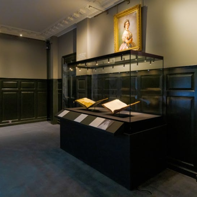  قصر كنسينغتون يستقبل علامة المجوهرات الملكية غرارد Garrard في معرضه الجديد