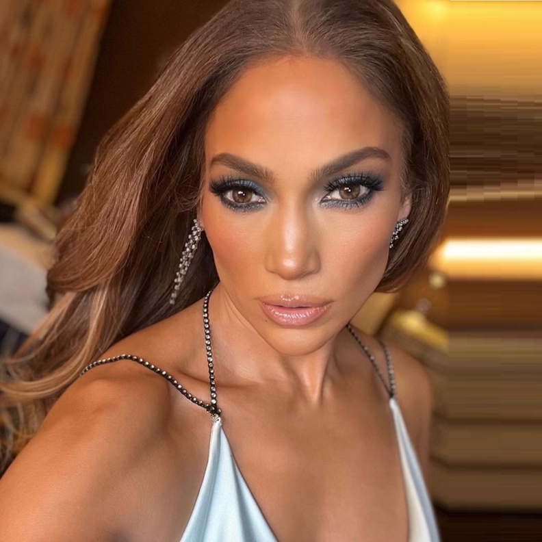 أحدث صيحات جمالية مستوحاة من إطلالات جينفير لوبيز