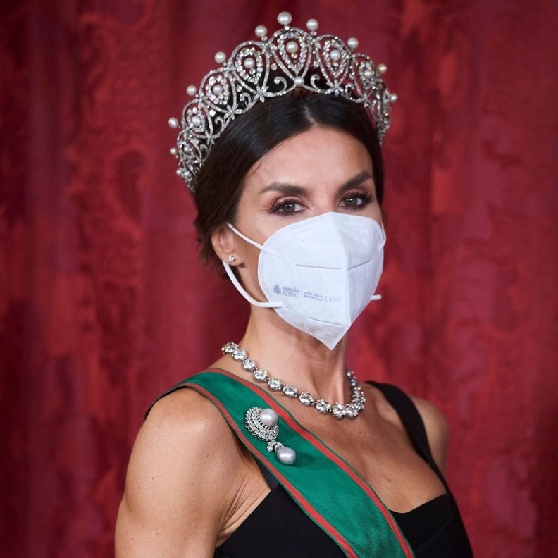 ملكة إسبانيا ترتدي مجوهرات ذات تاريخ مميز من مجموعة المجوهرات الملكية