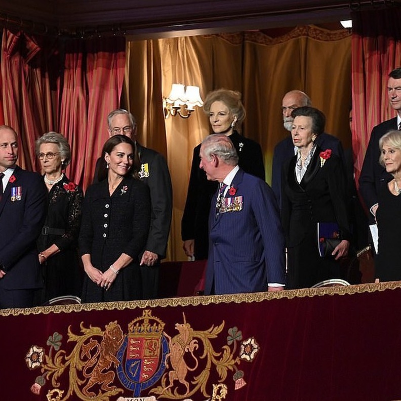 العائلة المالكة البريطانية في احتفالات يوم الذكرى في قاعة ألبرت الملكية