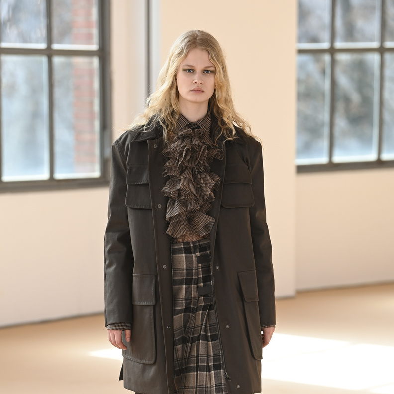 طرق تنسيق موضة الكارو بخطوط داكنة أجمل صيحات خريف 2021