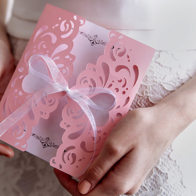 بطاقات زفاف من الدانتيل للعروس صاحبة الذوق الفخم