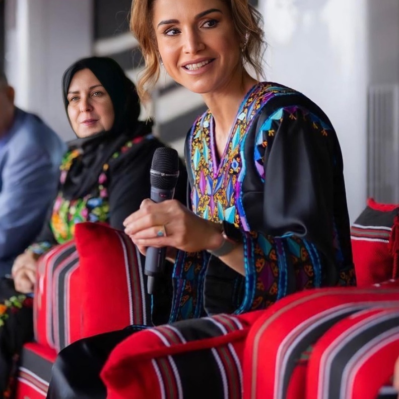 الملكة رانيا تزور منطقة السرحان في المفرق