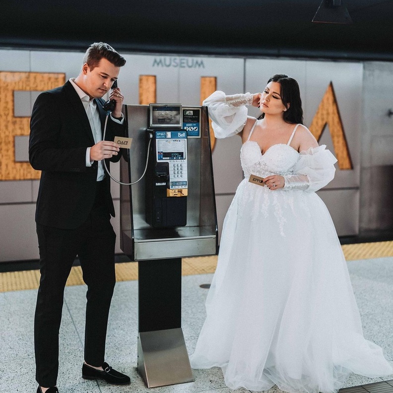 عروسان يحصلان على جلسة تصوير مبتكرة مستوحاة من مسلسل Squid Game