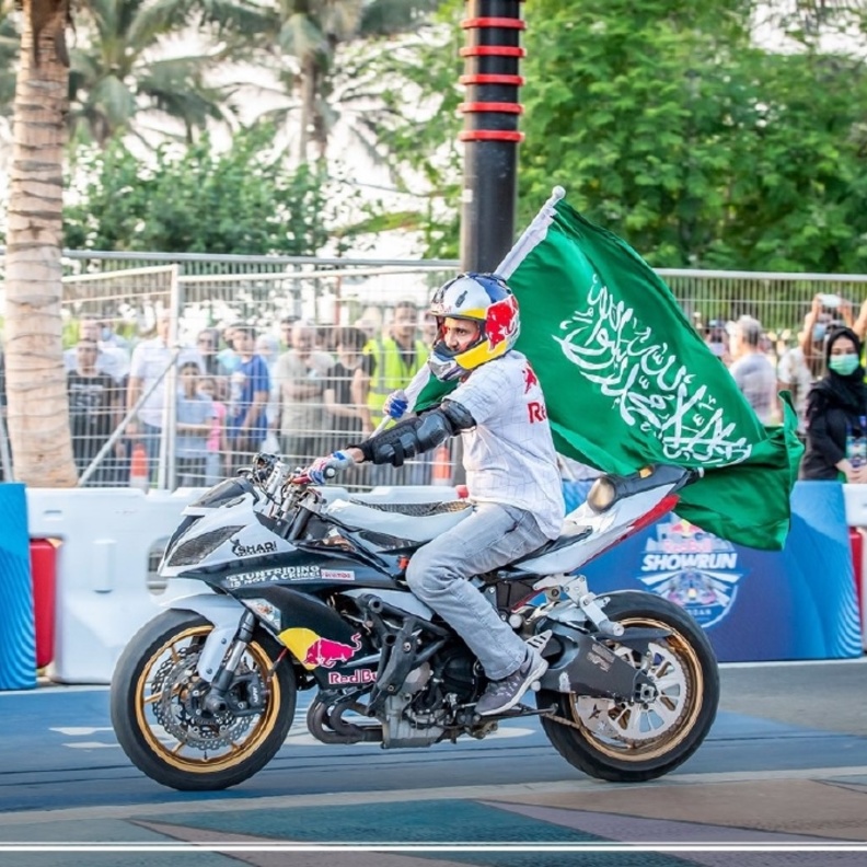 جانب من الاستعراضات الممتعة لفريق ريد بُل على كورنيش جدة
