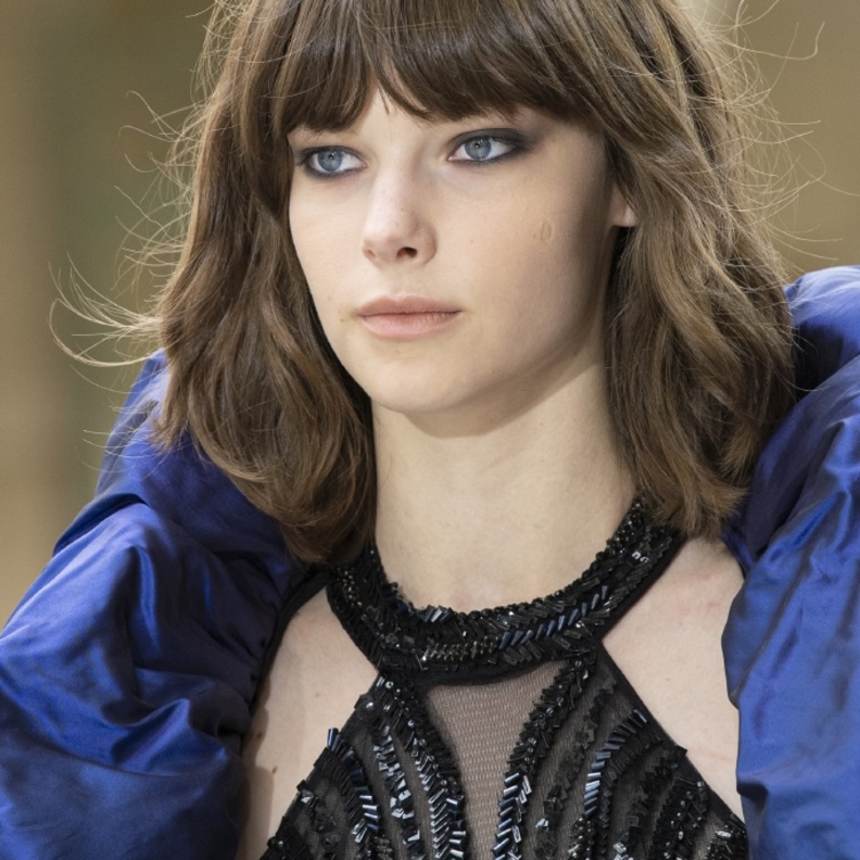 قصات شعر بالغرة الطويلة من دار Zuhair Murad