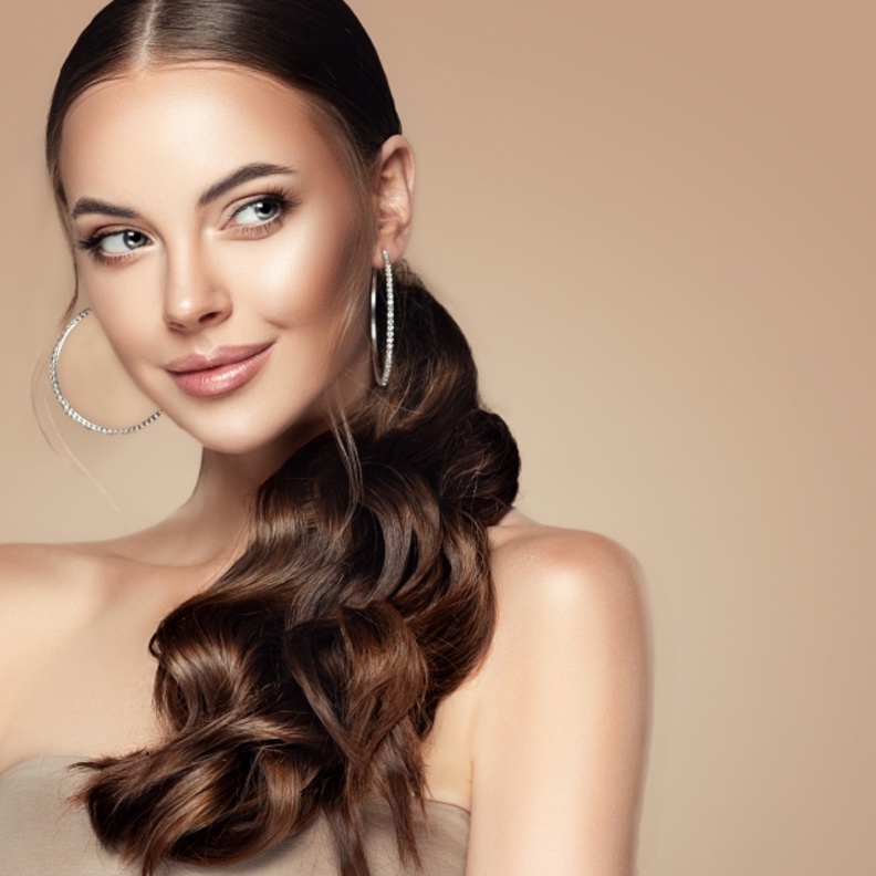 3 تسريحات تناسب الشعر الطويل في الشتاء