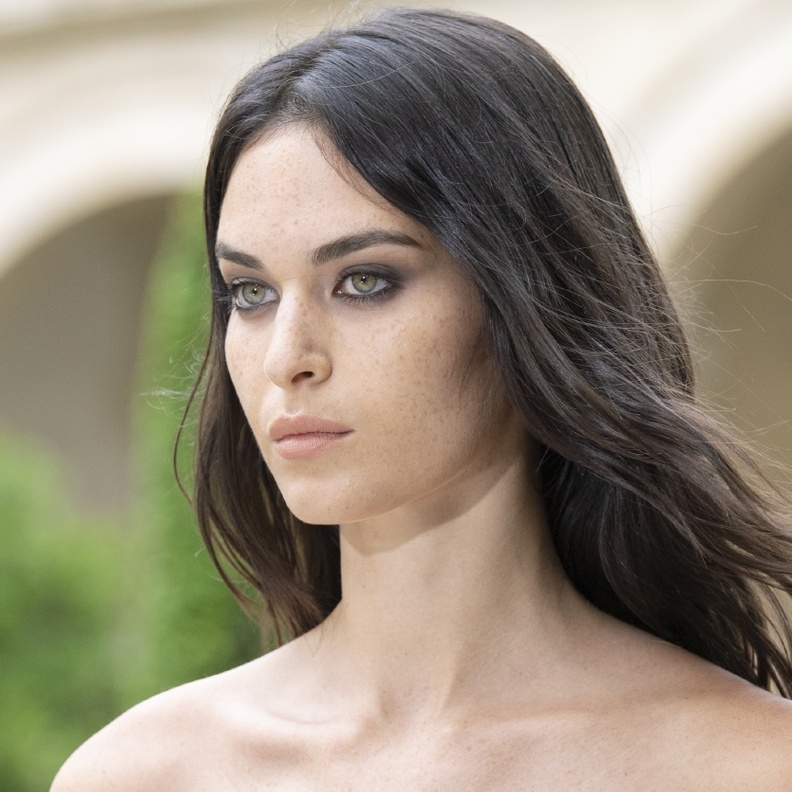 حيل مكياج مميزة لصاحبات العيون الملونة