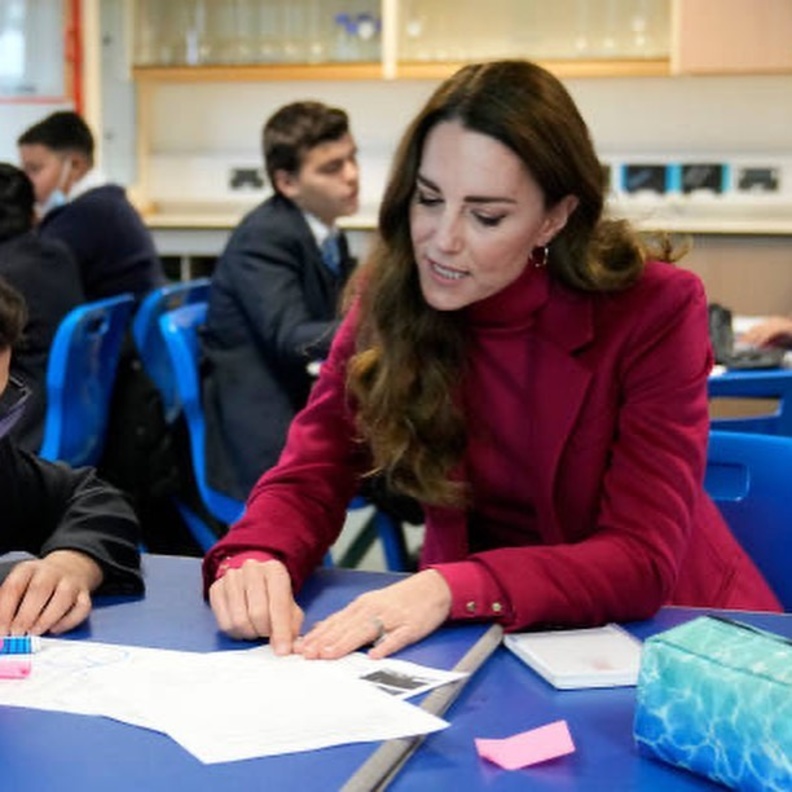 كيت ميدلتون تحضر فصول علوم بصحبة طلاب المدارس
