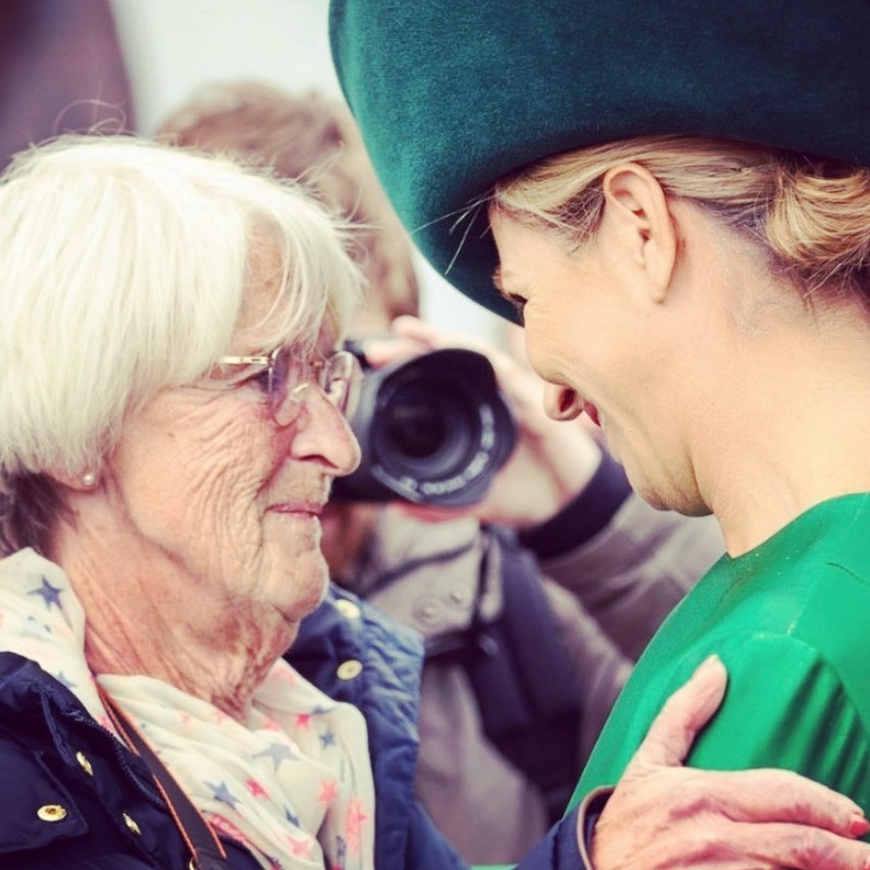 ملكة هولندا تعانق إحدى معجباتها بعد تشخيصها بالسرطان