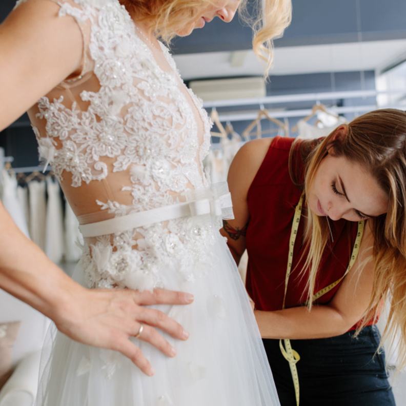 تعديلات ضخمة على فستان الزفاف تسبب خلافات عائلية  