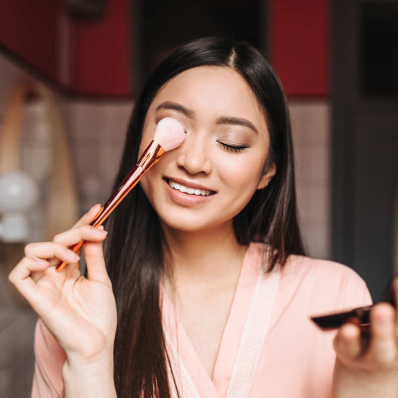 بدائل طبيعية عن مستحضرات المكياج وطرق تطبيقها