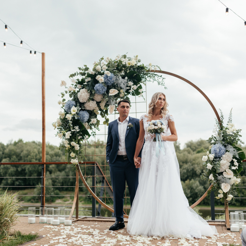 shutterstock_ أفكار رائعة لديكور حفلات الزفاف بالأقواس النباتية