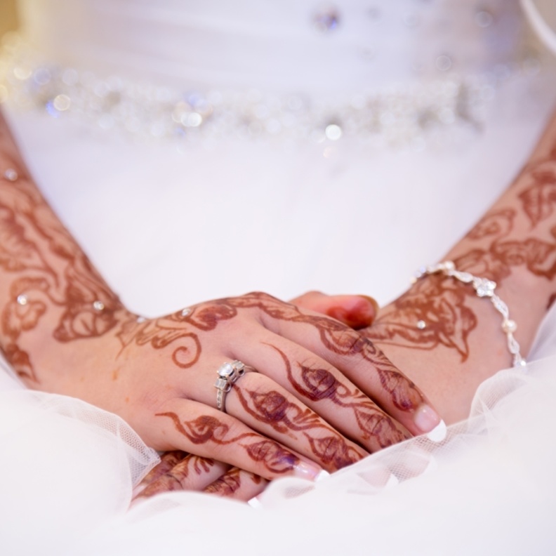 shutterstock_أجمل رسومات نقش الحناء على الأصابع لعروس 2022