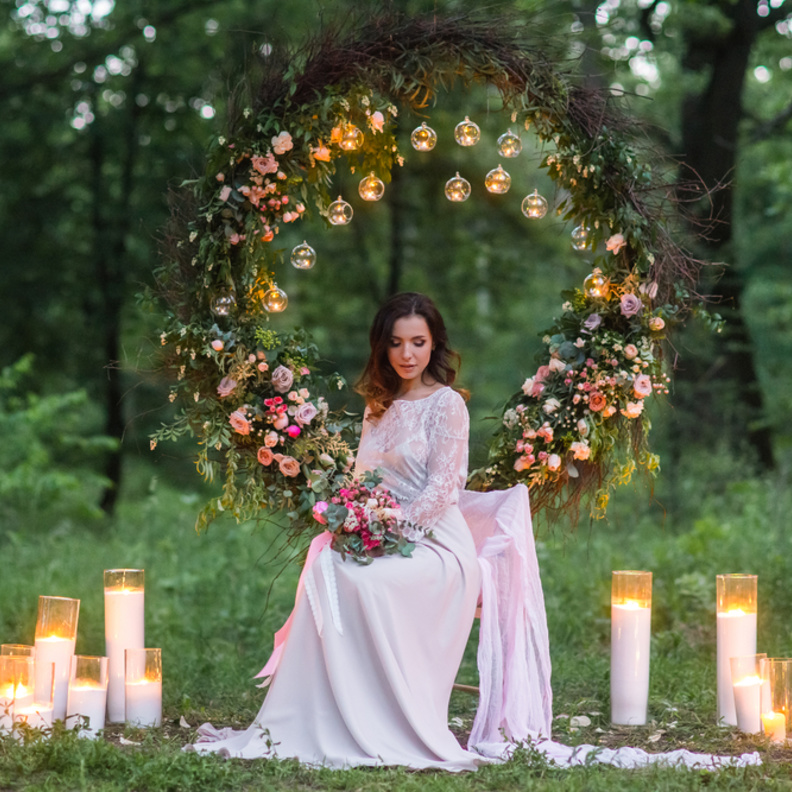 أفكار غير تقليدية لديكور كوشة العروسين في حفل الزفاف