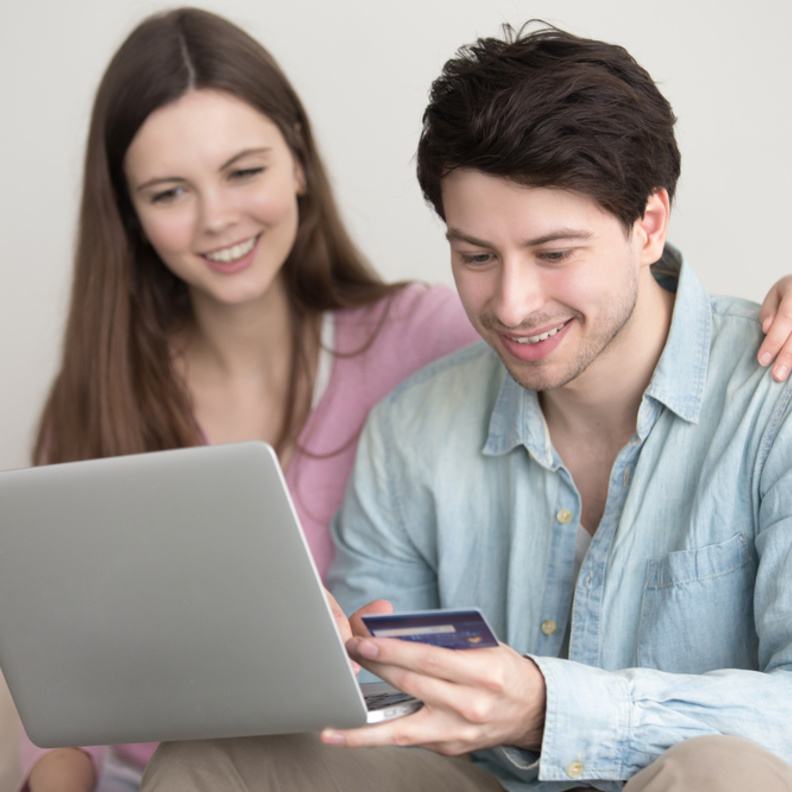 قواعد يتجاهلها العرسان عند شراء بطاقات الدعوة لحفل الزفاف