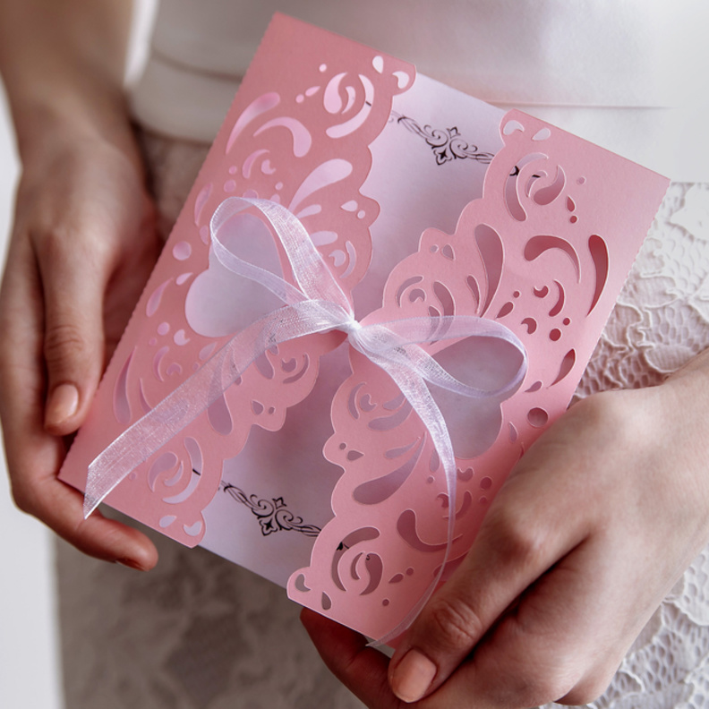 shutterstock_14 سؤالا يجب طرحه قبل شراء بطاقات الدعوة لزفافك