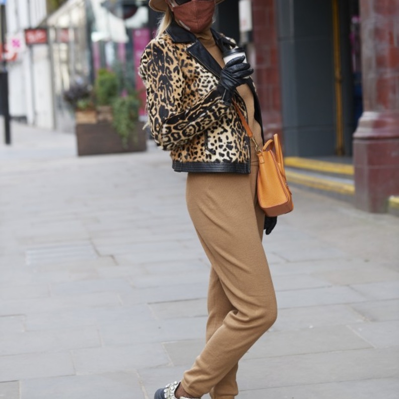 جاكيت جلد قصير بنقشة الفهد