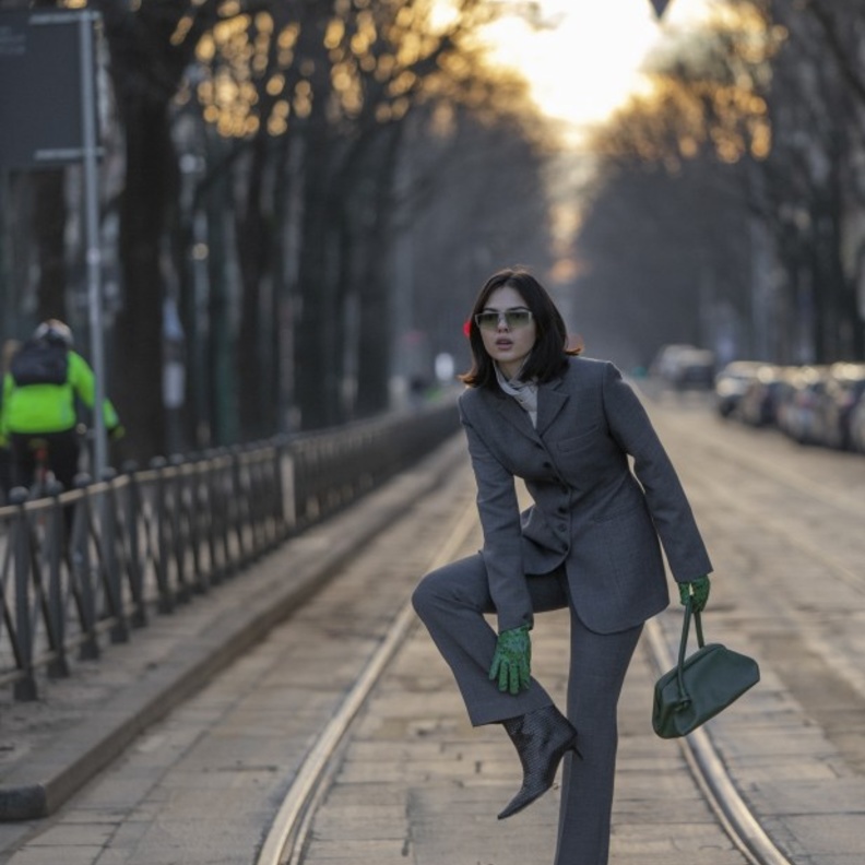 بدلة باللّون الرمادي منسقة بأسلوب عصري
