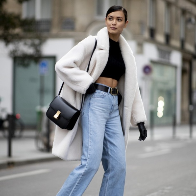 معطف أبيض مميّز نُسق مع "كروب توب" وسروال "دنيم"