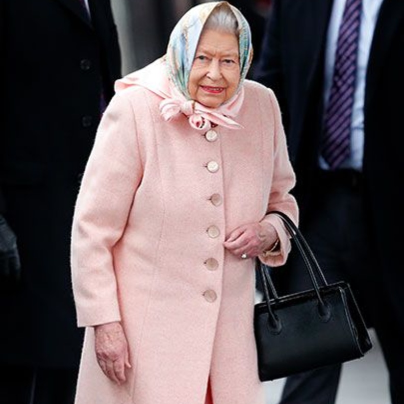 ملكة بريطانيا تصل إلى ساندرينجهام بطائرة هيلوكوبتر