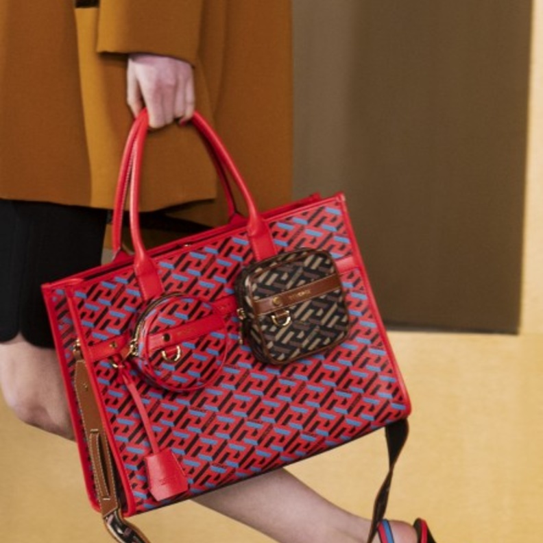 حقيبة يد حمراء من "فرزاتشي"