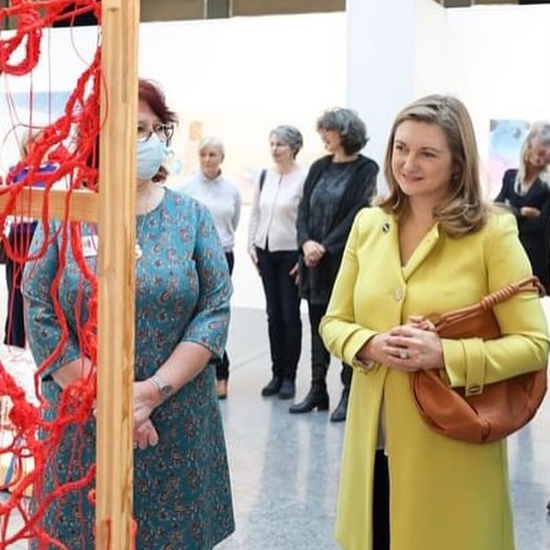 الأميرة ستيفاني تزور معرض الدائرة الفنية 2021
