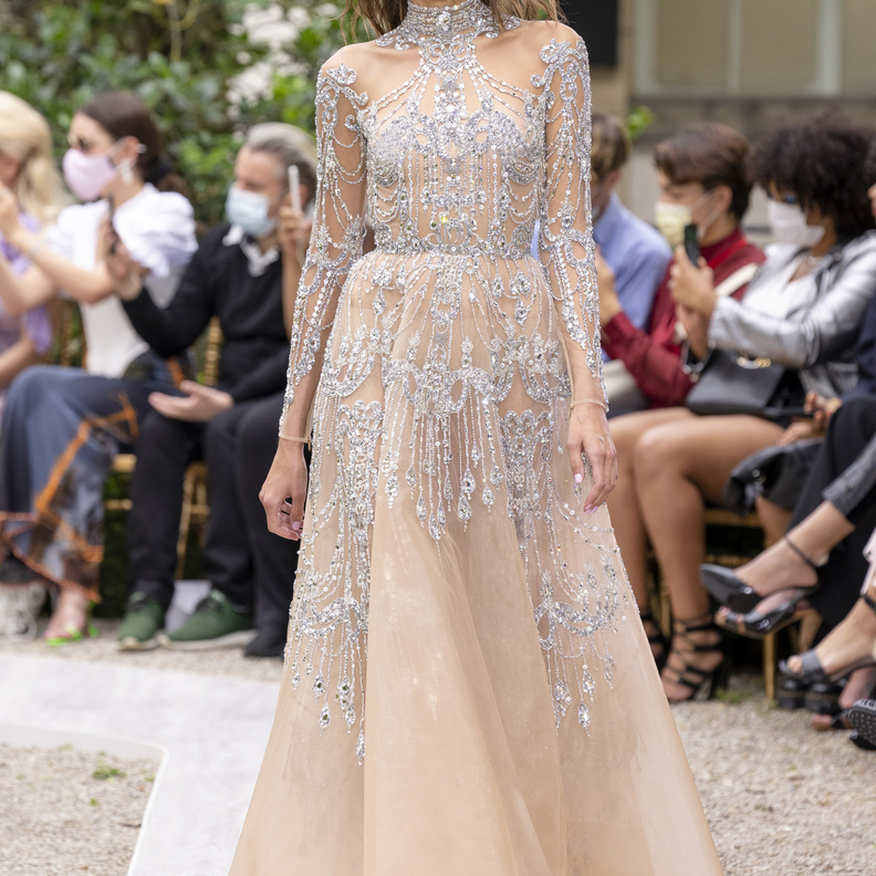 فساتين سهرة محتشمة بألوان براقة احتفالاً باليوم الوطني الإماراتي