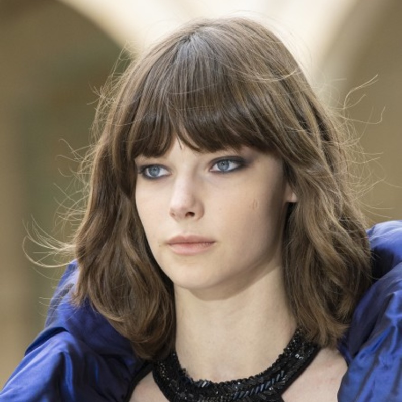 تسريحات شعر تمنح اطلالتك الدفء في خريف 2021