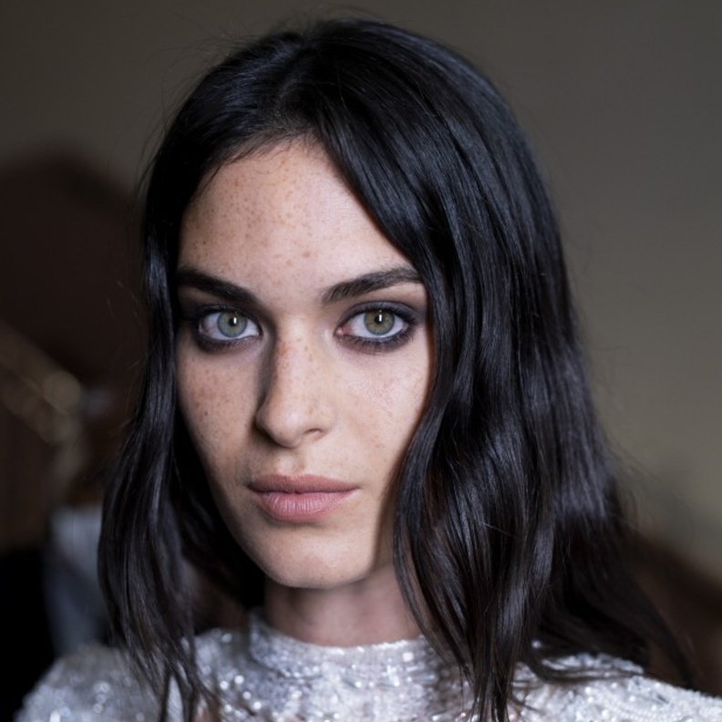 كيفية تطبيق مكياج عيون ملفت مع الشفاه النيود موضة خريف 2021