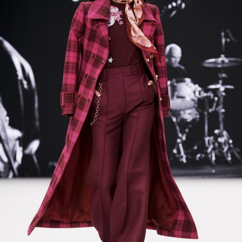 موديلات معاطف طويلة 2022- معطف أحمر كارو مميّز من Zimmermann