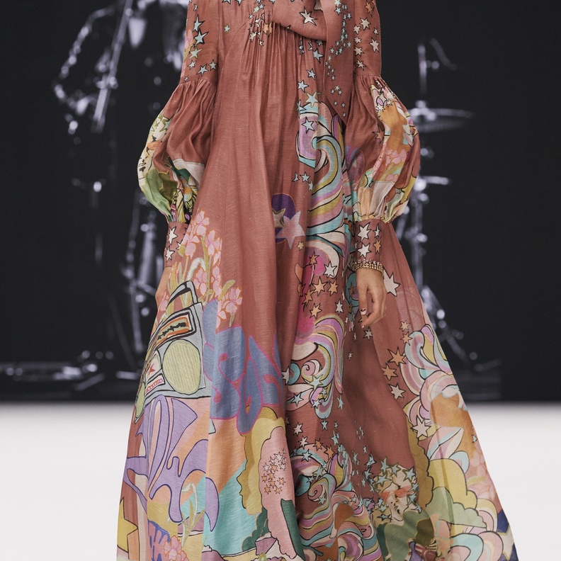 موديلات فساتين مطبعة لإطلالات شتاء 2022