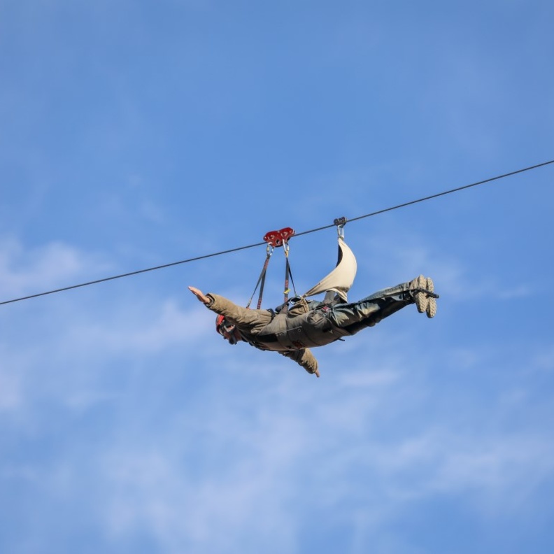 تجربة زيبلاين العلا.. حلق في سماء العلا وعش أجواء المغامرة- المصدر اسكتشف العلا 