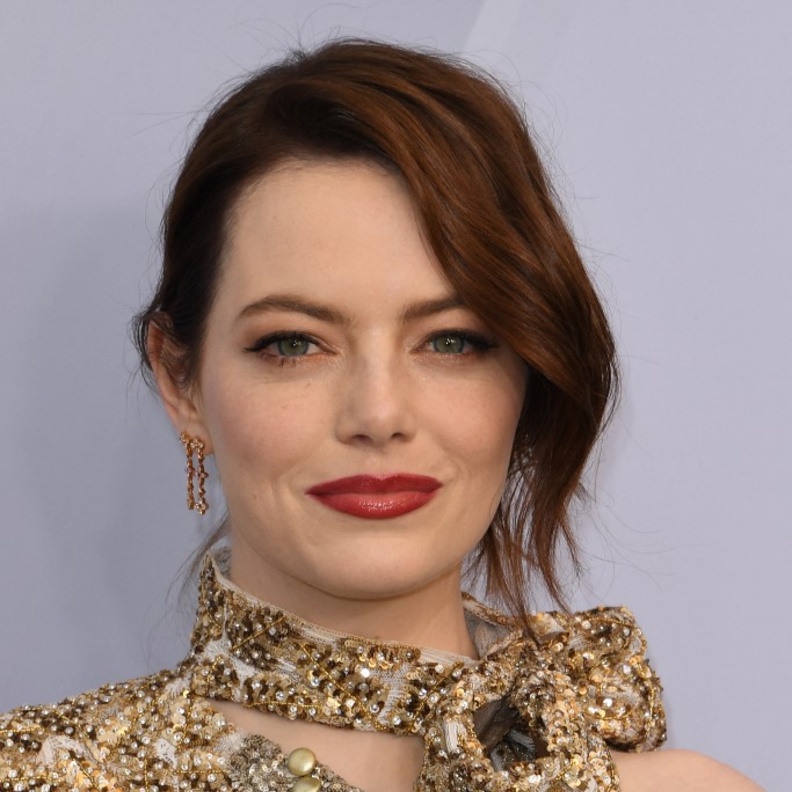 رسمات آيلاينر العيون المبطنة طبّقيها من وحي إطلالات النجمات العالميات