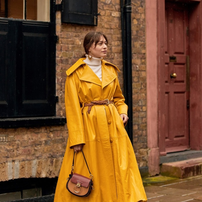 توبات الياقة العالية قطعة أساسية في الشتاء واليك أجمل الأفكار لتنسيقها 