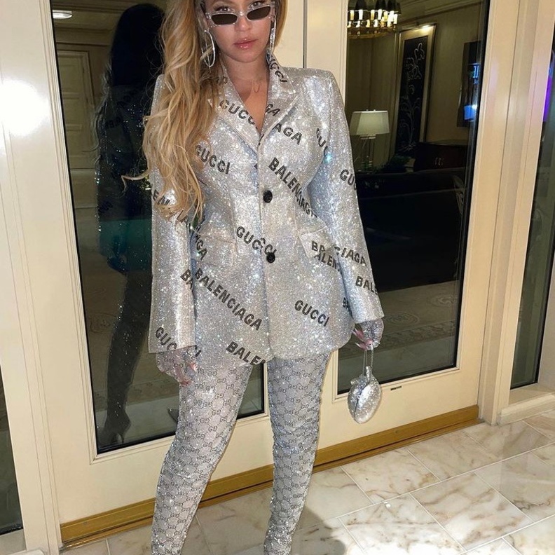 أطلت بلوك فضي متلألئ تألف من معطف Gucci x Balenciaga مزين بالكريستال بقيمة 13000 دولار